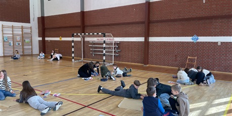 Powiększ grafikę: Na zdjęciu widoczni są uczniowie siedzący w swoich grupach i robiący plakaty związane z tematyką tegorocznego Dnia Ziemi.