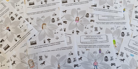Powiększ grafikę: Kilkanaście kart pracy "Moje pasje" rozłożone na stole.