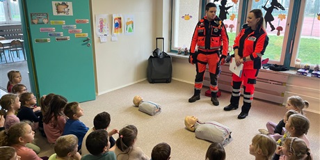Odwiedziny pracowników karetki pogotowia w zerówkach