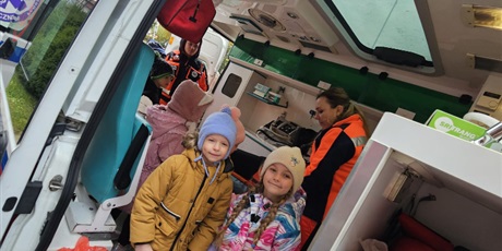 Powiększ grafikę: Dzieci pozują w prawdziwej karetce pogotowia.