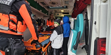 Powiększ grafikę: Dzieci pozują w prawdziwej karetce pogotowia.