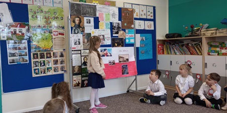 Powiększ grafikę: Dziewczynka prezentuje efekt swojej pracy. Opowiada o znanych Polakach.