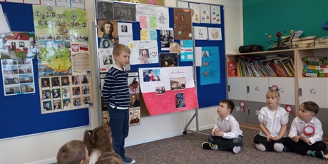 Powiększ grafikę: Chłopiec prezentuje efekt swojej pracy. Opowiada o znanych Polakach.