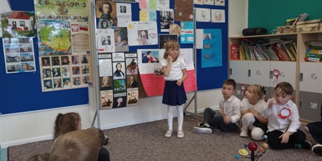 Powiększ grafikę: Dziewczynka przedstawia efekt swojej pracy.