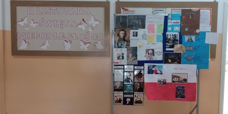 Powiększ grafikę: Na tablicy wiszącej na ścianie widać napis" 11 listopada Święto Niepodległości. Na drugiej tablicy znajdują się plakaty czyli opowieści o znanych Polakach.
