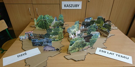 Powiększ grafikę: Zdjęcie stołu, na którym leżą dwie makiety Kaszub: jedna z napisem DZIŚ i druga z napisem 150 LAT TEMU