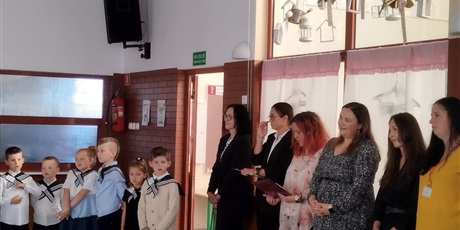 Powiększ grafikę: Nauczyciele oczekują na pasowanie uczniów.