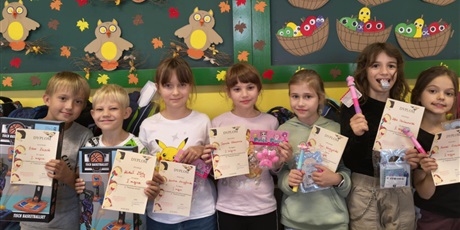 Patykowe obrazki w świetlicy klas trzecich