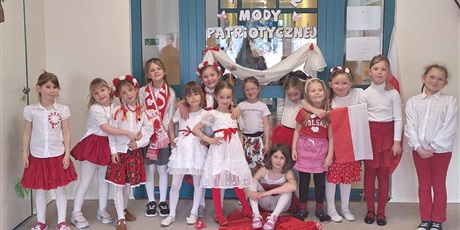 Pokaz Mody Patriotycznej w Zerówkach