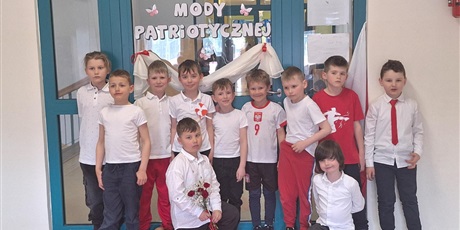 Powiększ grafikę: pokaz-mody-patriotycznej-w-zerowkach-692956.jpg