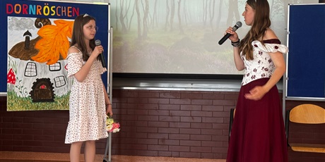 Powiększ grafikę: Królowa ze swoją córeczką. W tle scenografia do przedstawienia