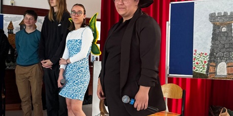 Powiększ grafikę: Zła wróżka. W tle wieża zamku
