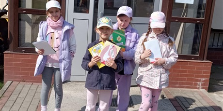 Powiększ grafikę: Cztery dziewczynki pozują do zdjęcia. W rękach trzymają własnoręcznie wykonane kartki