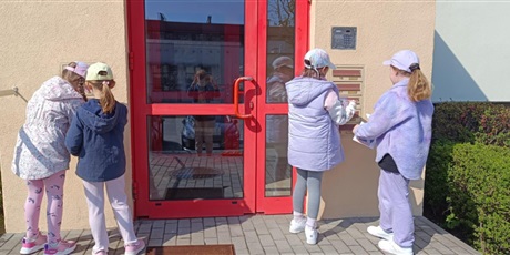 Powiększ grafikę: Cztery dziewczynki wrzucają kartki do skrzynek pocztowych. Dziewczynki są widoczne tyłem