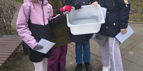 Powiększ grafikę: Cztery dziewczynki pozują do zdjęcia. W rękach trzymają puste białe pudeko.