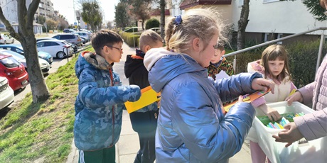 Powiększ grafikę: Dzieci wyjmują kartki wielkanocne z białego pudełka.