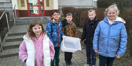 Powiększ grafikę: Dwie dziewczynki i trzech chłopców pozują do zjęcia. W rękach trzymają puste białe pudełko.