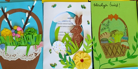 Powiększ grafikę: Trzy prostokątne kartki wielkanocne. Na nich są koszyczki i zajączek.