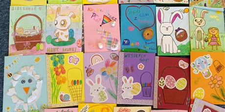 Powiększ grafikę: Kilkadziesiąt prostokątnych kartek wielkanocnych ułożonych obok siebie.