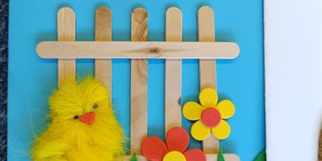 Powiększ grafikę: Kartka wielkanocna. Na niej jest niebieskie tło, drewniany płotek, kurczaczek i napis" alleluja".