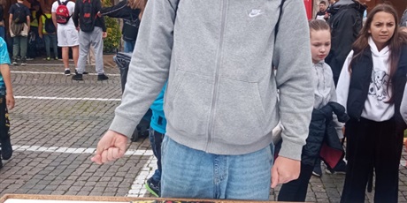 Powiększ grafikę: Chłopiec gra w memory