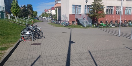 Powiększ grafikę: Rowery stojące na parkingu przy szkole
