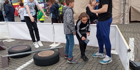 Powiększ grafikę: Dzieci biorą udział w zabawach na festynie