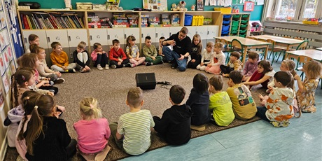 Powiększ grafikę: rytm-slowo-i-dobra-zabawa-warsztaty-z-mikserem-w-naszej-zerowce-674040.jpg