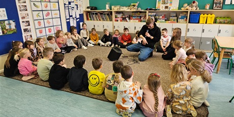 Powiększ grafikę: rytm-slowo-i-dobra-zabawa-warsztaty-z-mikserem-w-naszej-zerowce-674041.jpg