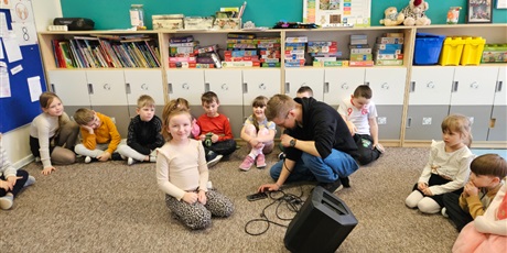 Powiększ grafikę: rytm-slowo-i-dobra-zabawa-warsztaty-z-mikserem-w-naszej-zerowce-674042.jpg