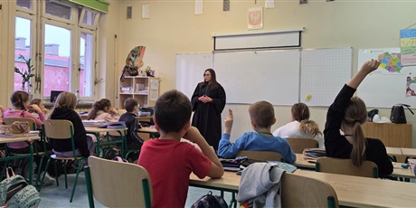 Powiększ grafikę: Uczniowie klasy 3 E z zaciekawieniem słuchają ciekawostek z sali sądowej.