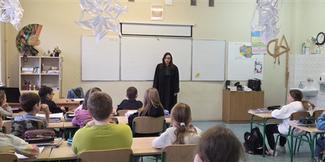 Powiększ grafikę: Pani adwokat objaśnia kolory żabotu.