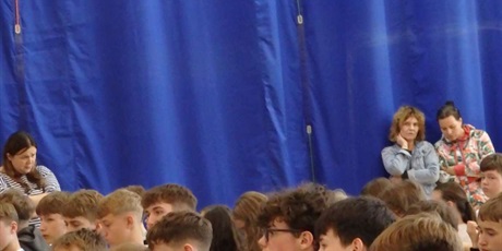 Powiększ grafikę: Uczniowie w wieku 13-15 lat siedzący w sali gimnastycznej.