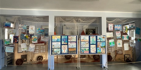 Powiększ grafikę: Plakaty wywieszone w holu szkoły