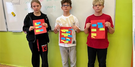 Powiększ grafikę: Grupa uczniów zaprezentowała na forum klasy skutki hejtu dla ofiary, sprawcy i świadka. 