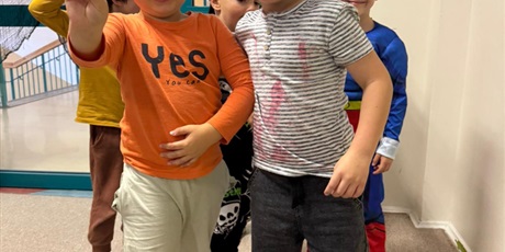 Powiększ grafikę: Chłopcy prezentują swoje przebrania. Jeden z nich udaje chłopca po bójce. Ma pobrudzone ubrania i twarz.