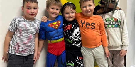 Powiększ grafikę: Grupa chłopców pozuje do zdjęcia w swoich przepraniach. Jest wśród nich Supermen, kościotrup, pobrudzony chłopiec oraz bohater Maincrafta.