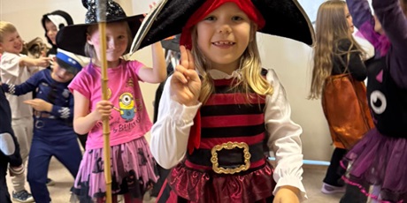 Powiększ grafikę: Dzieci przebrane z postacie bawią się. Mo zna zobaczyć pirata, czarownicę, policjanta.