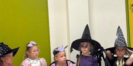Powiększ grafikę: Przebrane za wróżki, czarownice i księżniczki dziewczynki pozują do zdjęcia.