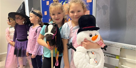 Powiększ grafikę: Grupa przebranych dziewczynek pozuje do zdjęcia. Wśród nich są wróżki, księżniczki, zawodniczki hobbyhorse, oraz Anna z Olafem.