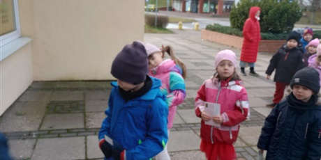 Powiększ grafikę: Dzieci idą na pocztę, aby wysłać kartki świąteczne.