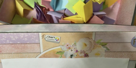 Powiększ grafikę: Kolorowe karteczni znajdują się w pudełku z napisem "Życzliwe hasła-podaj dalej".