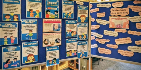 Powiększ grafikę: Dwie granatowe tablice z informacjami dotyczącymi Światowego Dnia Życzliwości i Pozdrowień.