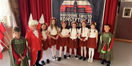 Powiększ grafikę: Uczniowie 3 c pozują na tle dekoracji związanej ze Świętem Konstytucji 3 Maja