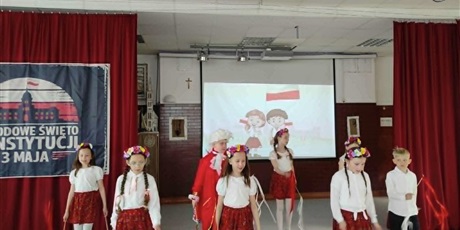 Powiększ grafikę: Uczniowie 3 c tańczą układ choreograficzny do piosenki ,,Witaj majowa jutrzenko"