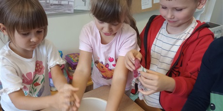 Powiększ grafikę: Grupa dzieci w misce pierze ubrania.