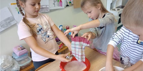 Powiększ grafikę: Grupa dzieci w misce pierze ściereczki.