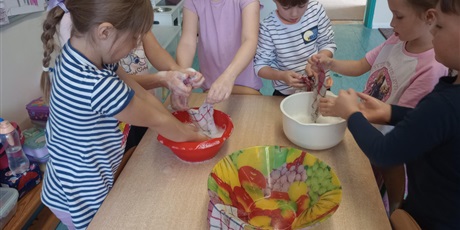 Powiększ grafikę: Grupa dzieci w misce pierze ubrania.