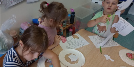 Powiększ grafikę: Dzieci przygotowują pracę plastyczną. Wycinają elementy z papieru.