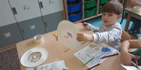 Powiększ grafikę: Dzieci przygotowują pracę plastyczną. Wycinają elementy z papieru.